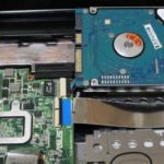 小型や薄型のノートパソコンの蓋を開けてパーツを交換して修理するには？