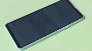 735