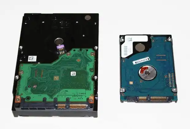 ハードディスクドライブ