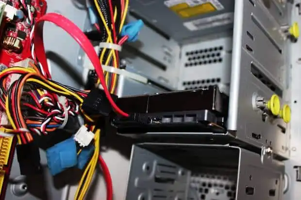 壊れたパソコンを修理する作業