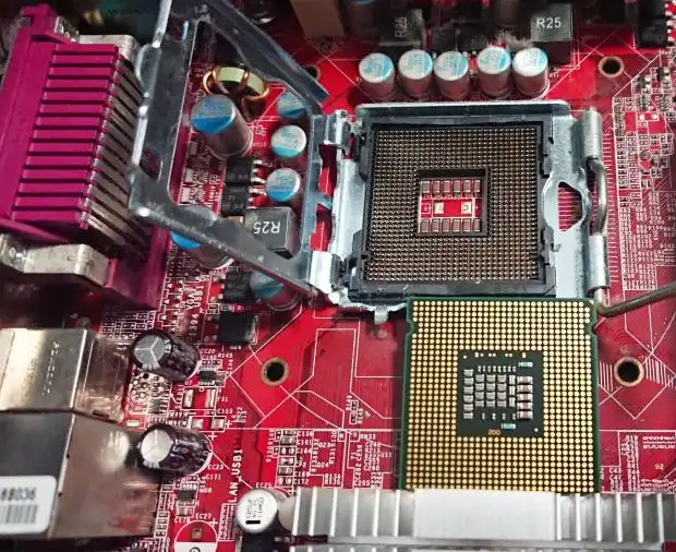 パソコンのマザーボードに取り付けるCPU