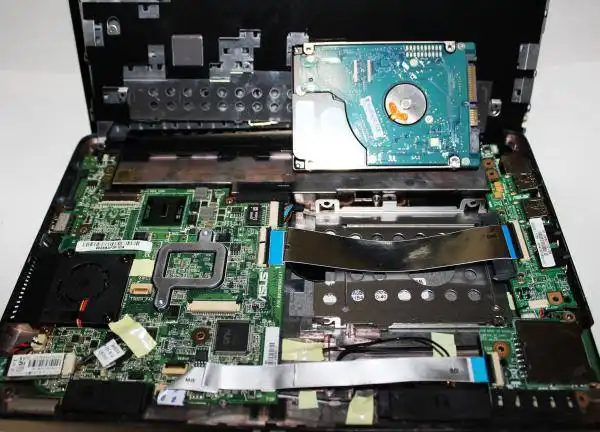 ハードディスクを取り外し ハードディスクを取り外し