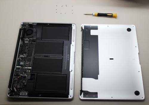 MacBookAirのふたを開封