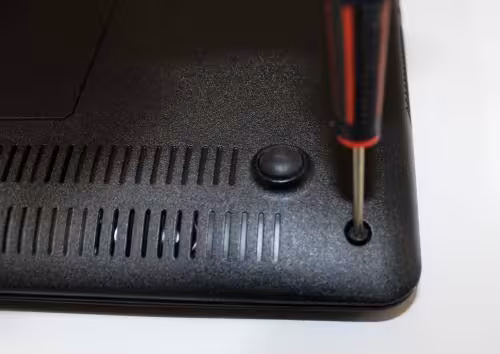 固定ネジを外す