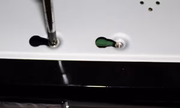 ネジを外す ネジを外す