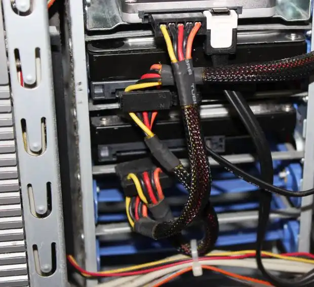 電源ユニットのコネクター