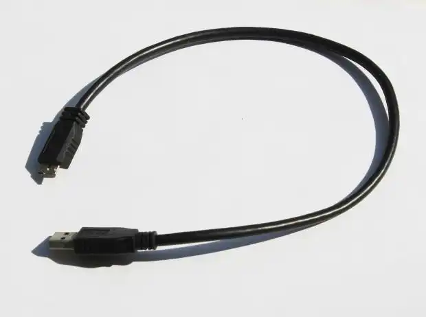 電子機器のUSBケーブル