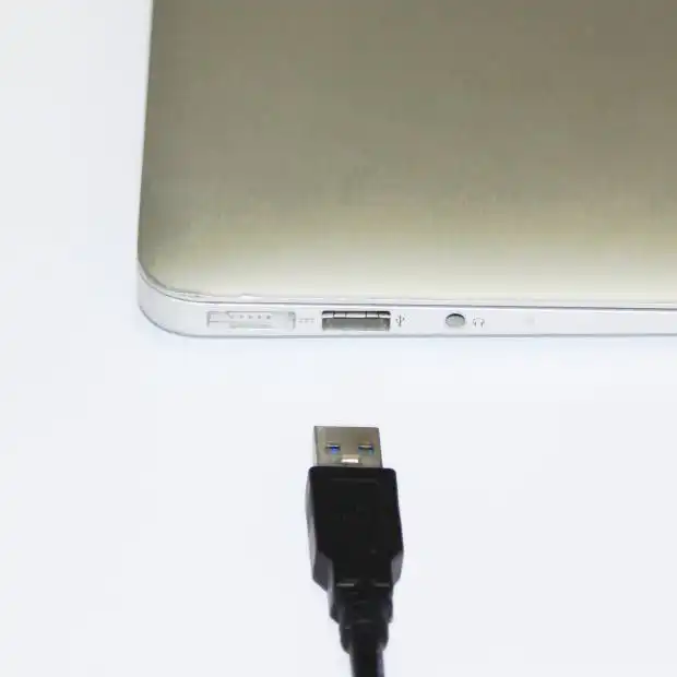 ノートPCへのUSBケーブル接続