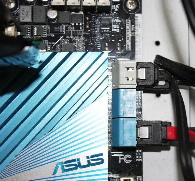 SATAケーブルの接続