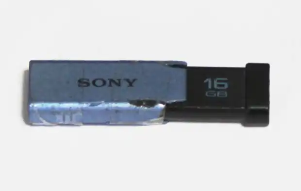 USBメモリーのカバーが破損