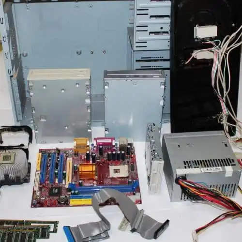 分解したパソコン