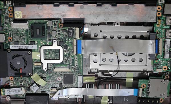 ノートパソコンの内部