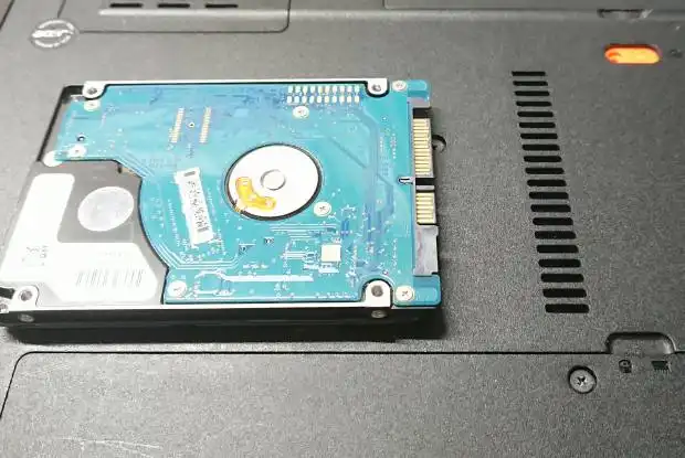 ノートパソコンのハードディスクドライブ