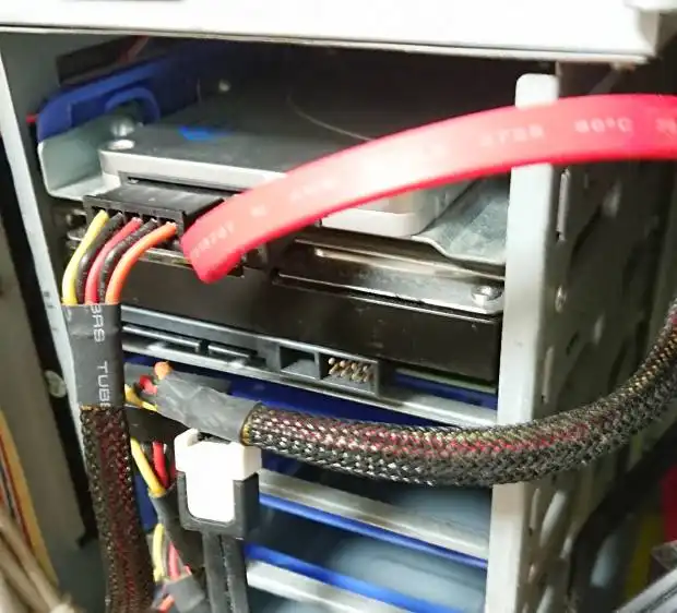 ハードディスクを付け直す ハードディスクを付け直す