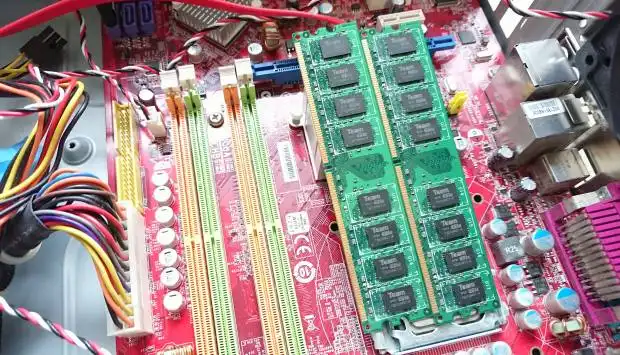 パソコン内部の分解作業