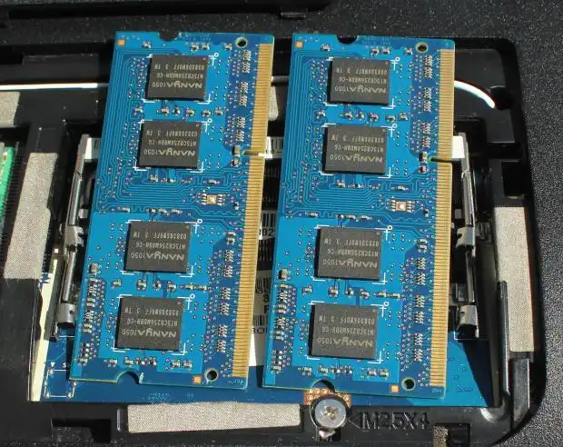 メモリを取り外す作業