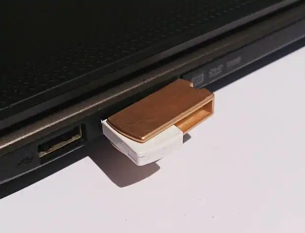 USBメモリの差し込み