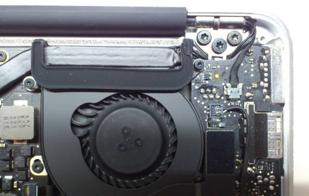 MacBookAirの分解作業