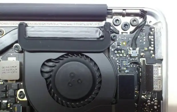 MacBookAirの分解作業