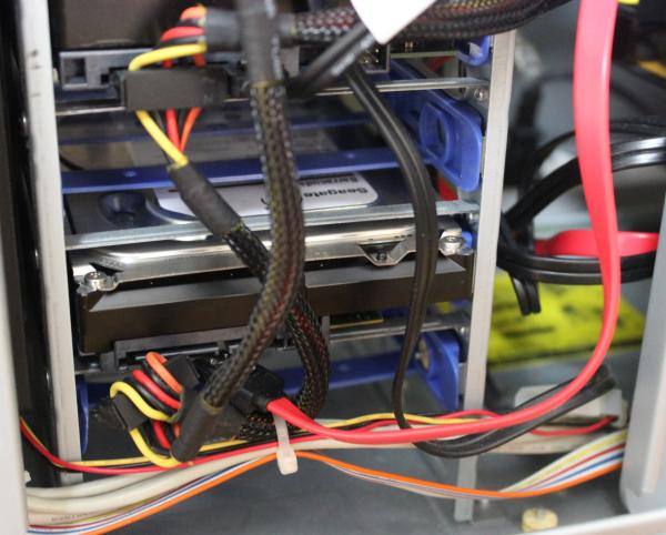 NASのハードディスクドライブ