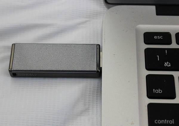 USBメモリの差し込み