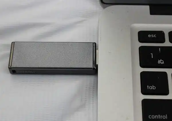 USBメモリの差し込み