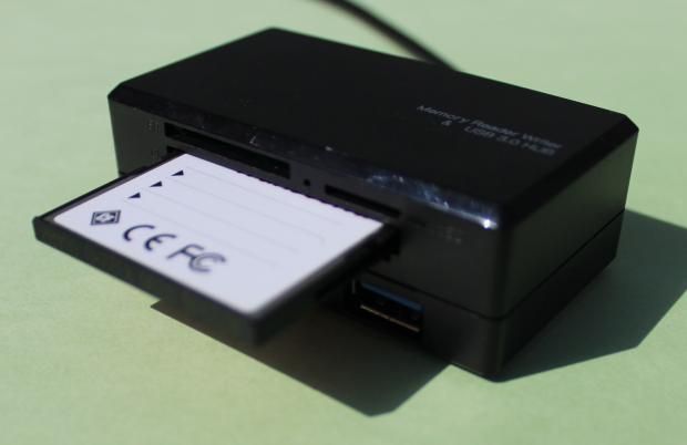 コンパクトフラッシュメモリーカードの接続