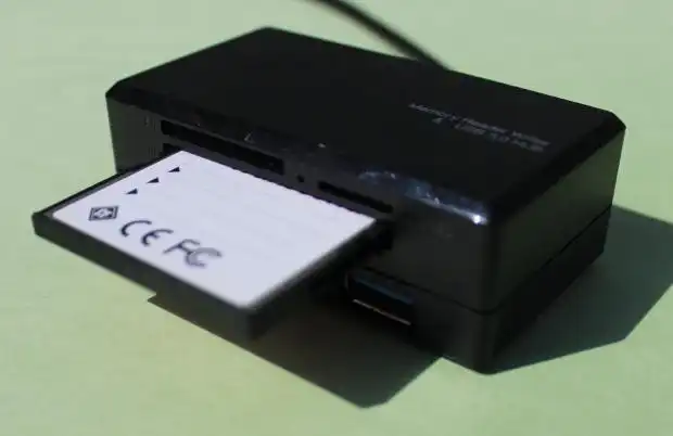 コンパクトフラッシュメモリーカードの接続