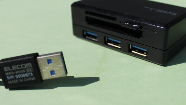 microSDカードをカードリーダーに接続