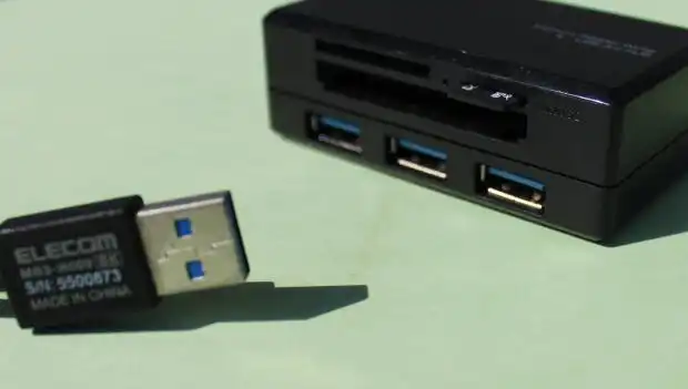 microSDカードをカードリーダーに接続