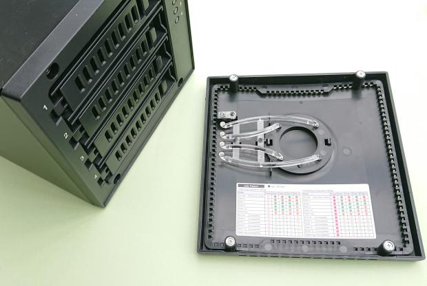 RAID5のドライブケース