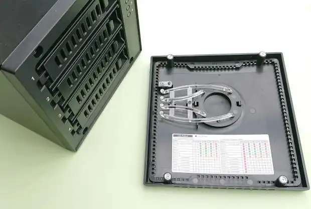 RAID5のドライブケース