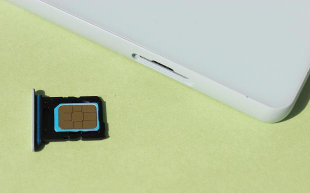 スマートフォンのSIMカード