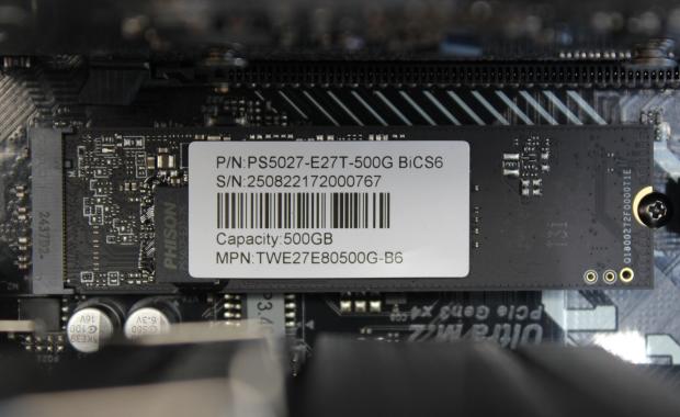 カード型の小型SSD"" カード型の小型SSD