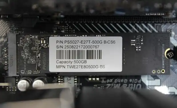 カード型の小型SSD