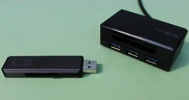 SSDをUSBコネクタに差し込み