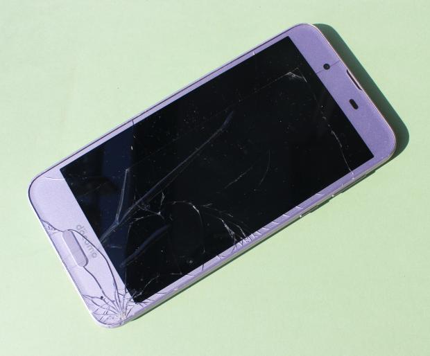 割れて壊れたスマートフォン 割れて壊れたスマートフォン