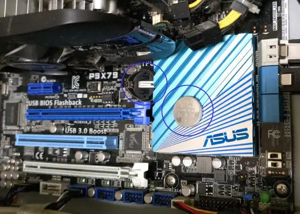 マザーボードのバッテリーの取り出し