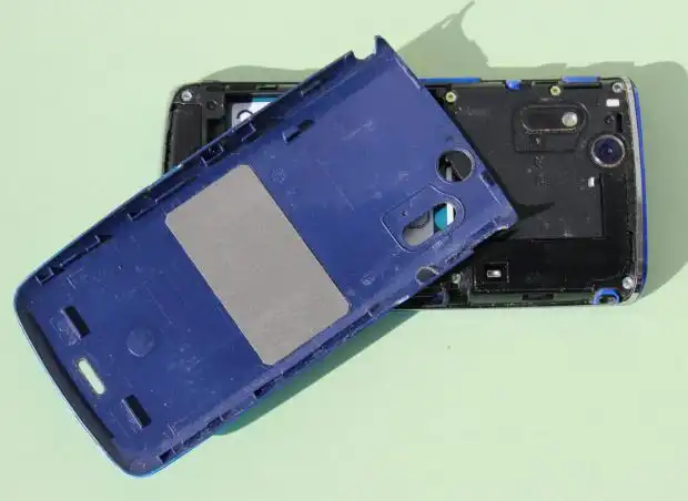 スマートフォンのふたの取り外し