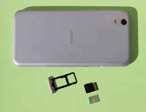 microSDメモリーカードとSIMカード