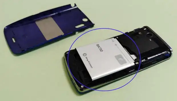 スマートフォンの電池の取り外し