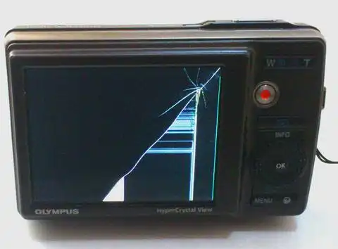 モニターが割れて壊れたカメラ