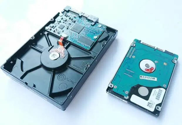 ハードディスクドライブ