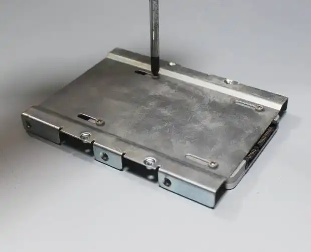 SSDを取り外す