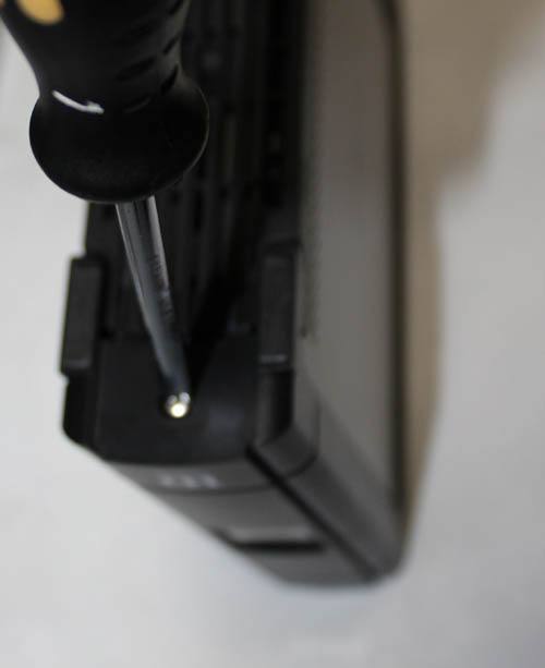 固定ネジの取り外し