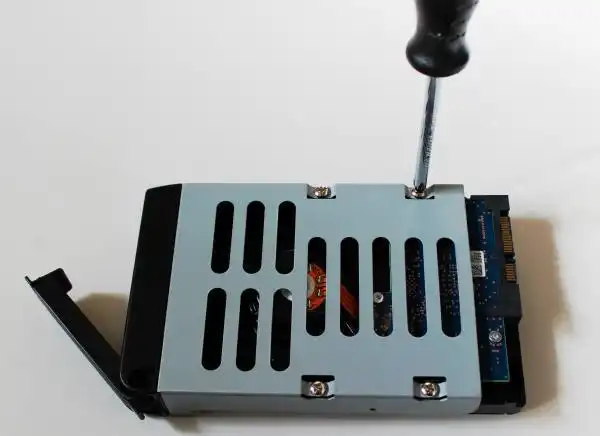 マウンタからハードディスクを取り外し マウンタからハードディスクを取り外し