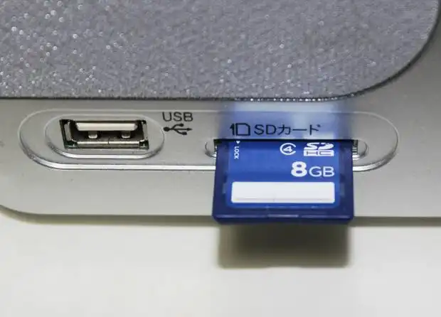 SDカードの差し込み