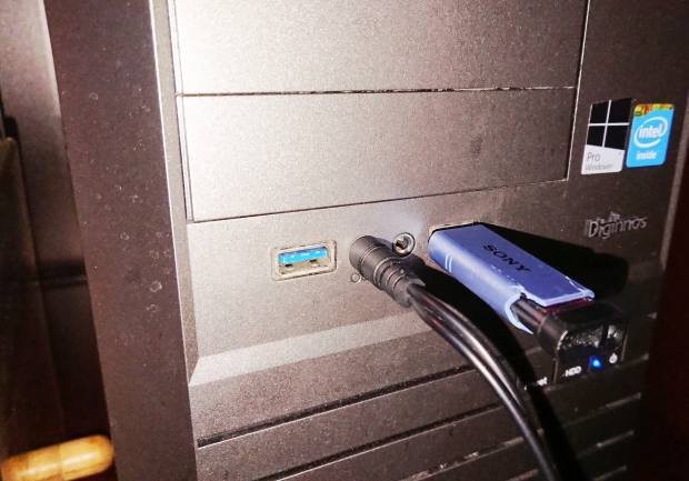 USBメモリの差し込み